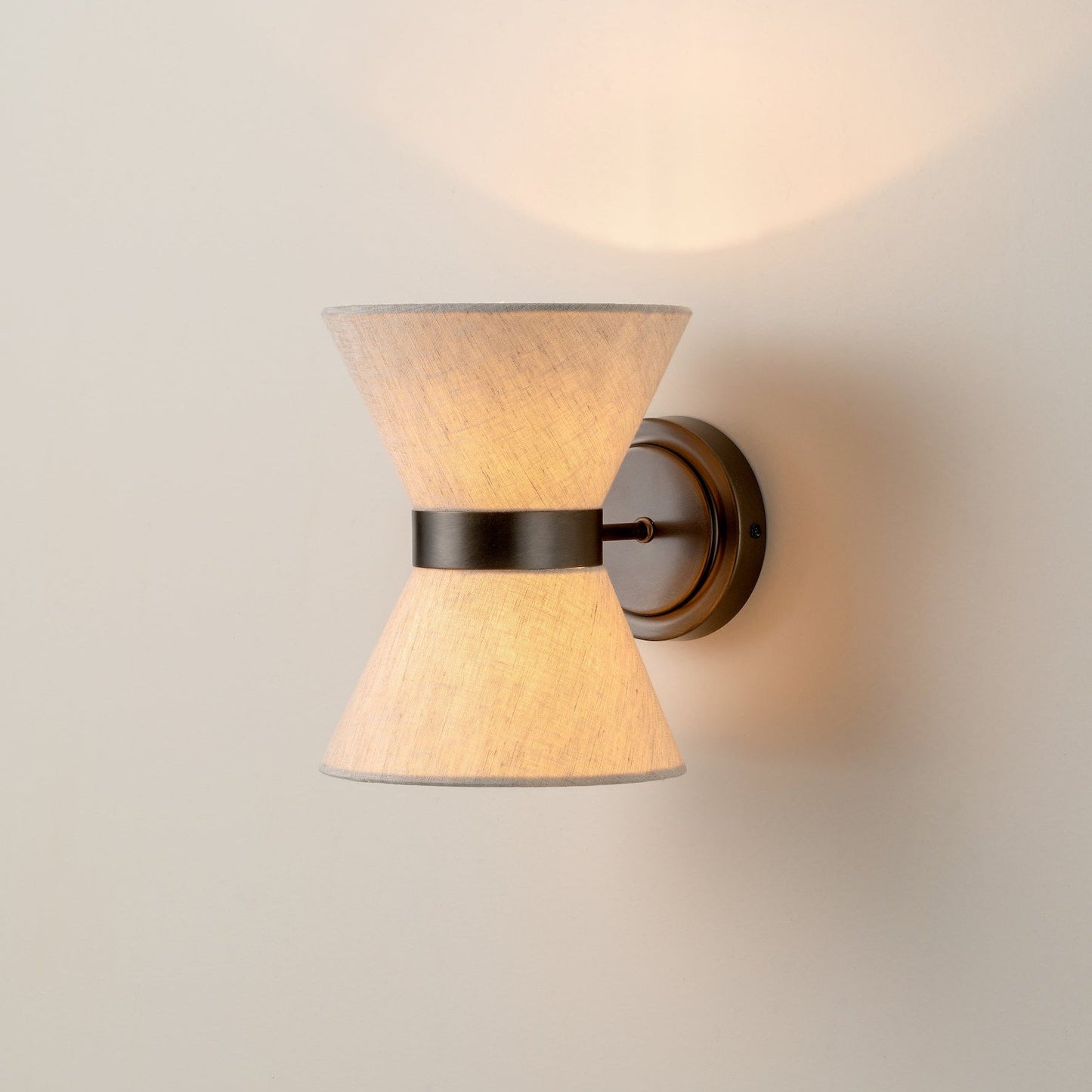 Bronzen Wandlamp met Natuurlijke Linnen Kap en Elegante Afwerking voor Binnengebruik 1