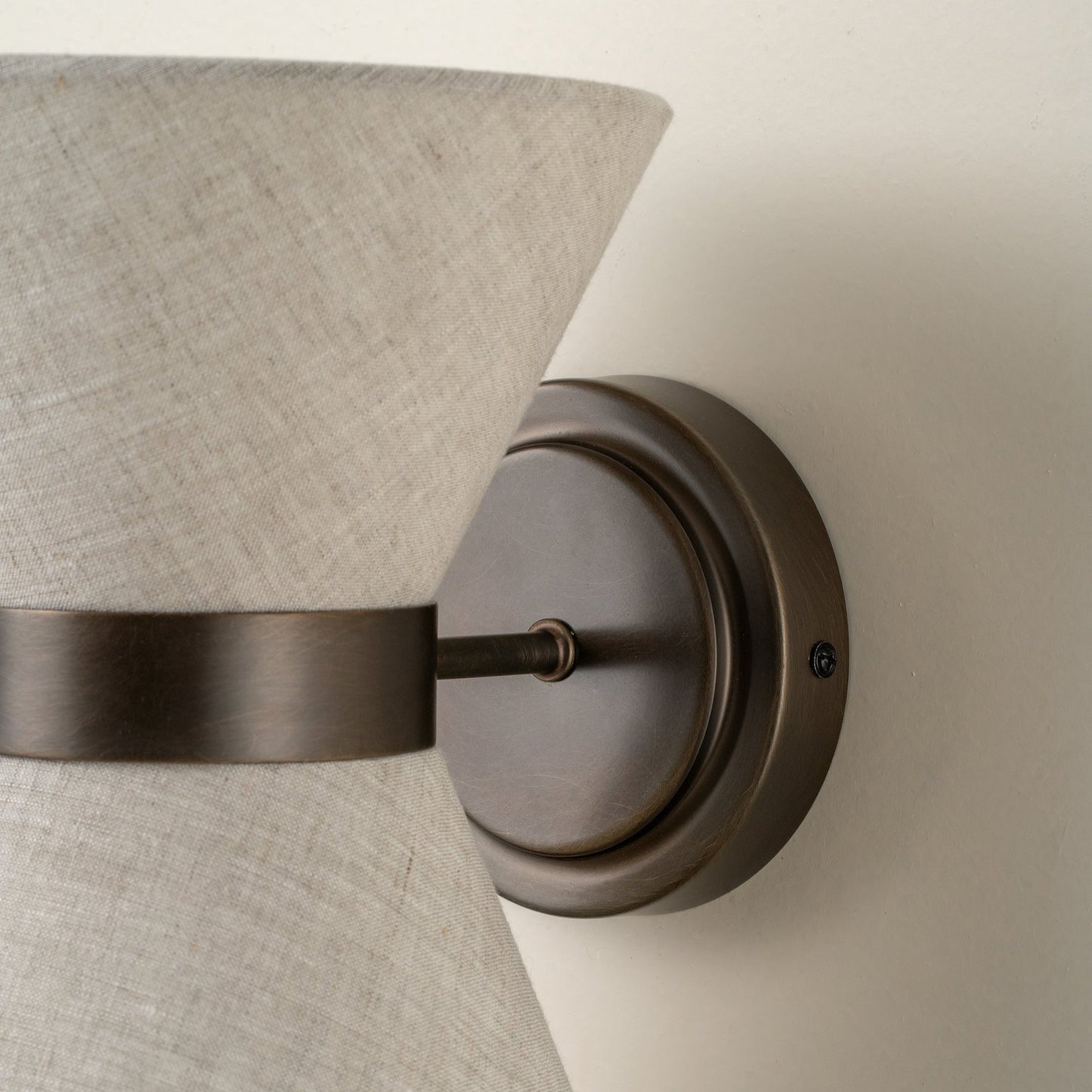 Bronzen Wandlamp met Natuurlijke Linnen Kap en Elegante Afwerking voor Binnengebruik 2