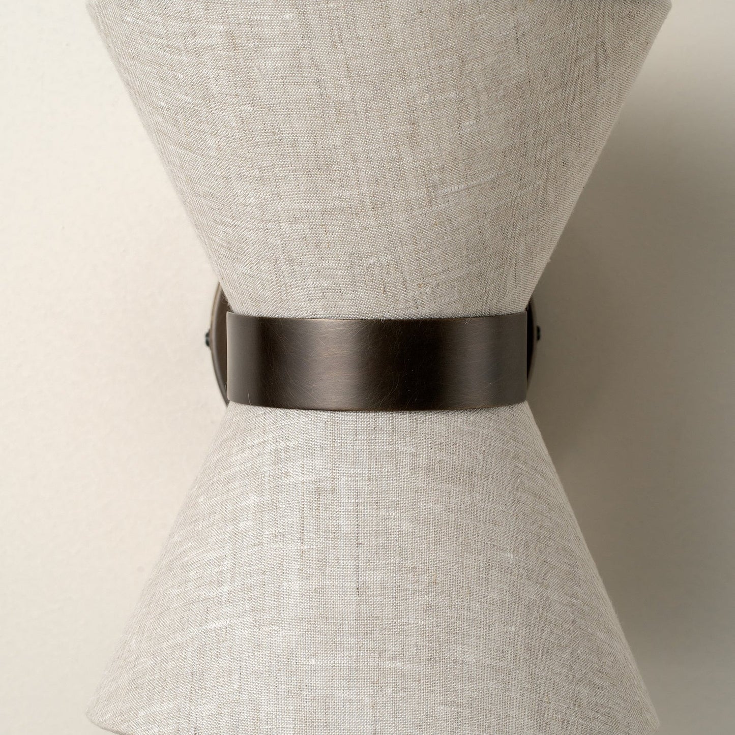 Bronzen Wandlamp met Natuurlijke Linnen Kap en Elegante Afwerking voor Binnengebruik 3