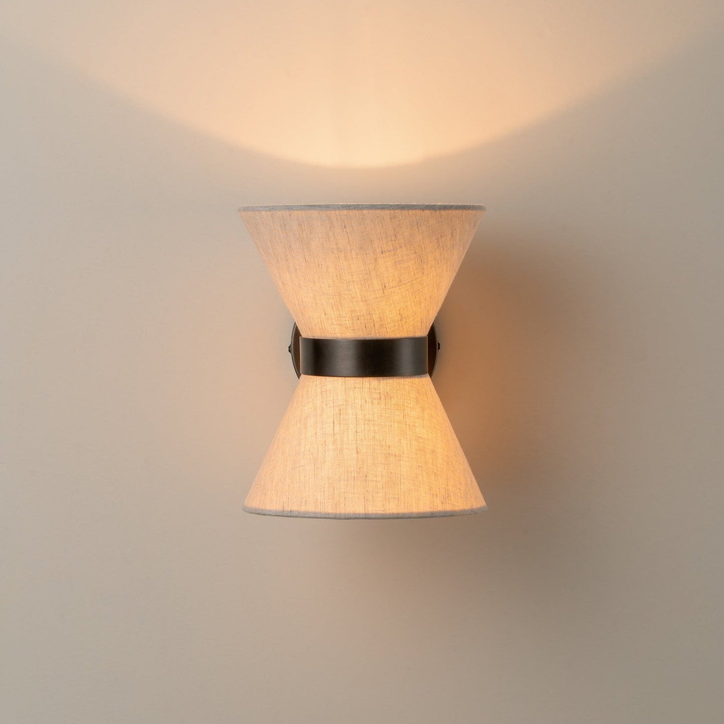 Bronzen Wandlamp met Natuurlijke Linnen Kap en Elegante Afwerking voor Binnengebruik 5