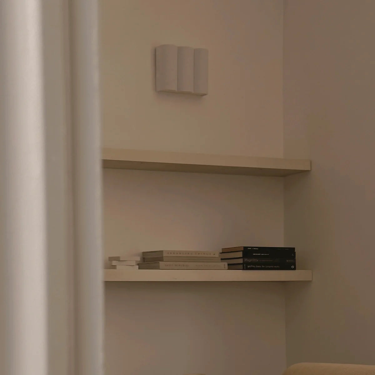 Elegante Wandlamp van Natuurlijk Linnen met Geschulpte Vorm en Wandmontage 1