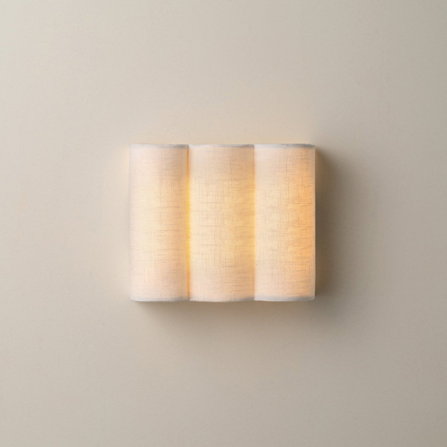 Elegante Wandlamp van Natuurlijk Linnen met Geschulpte Vorm en Wandmontage 2