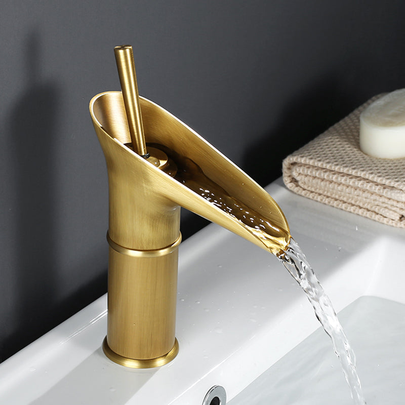 Waterval Badkamerkraan Messing Elegant Voor Luxe En Duurzaam Design Geel Laag