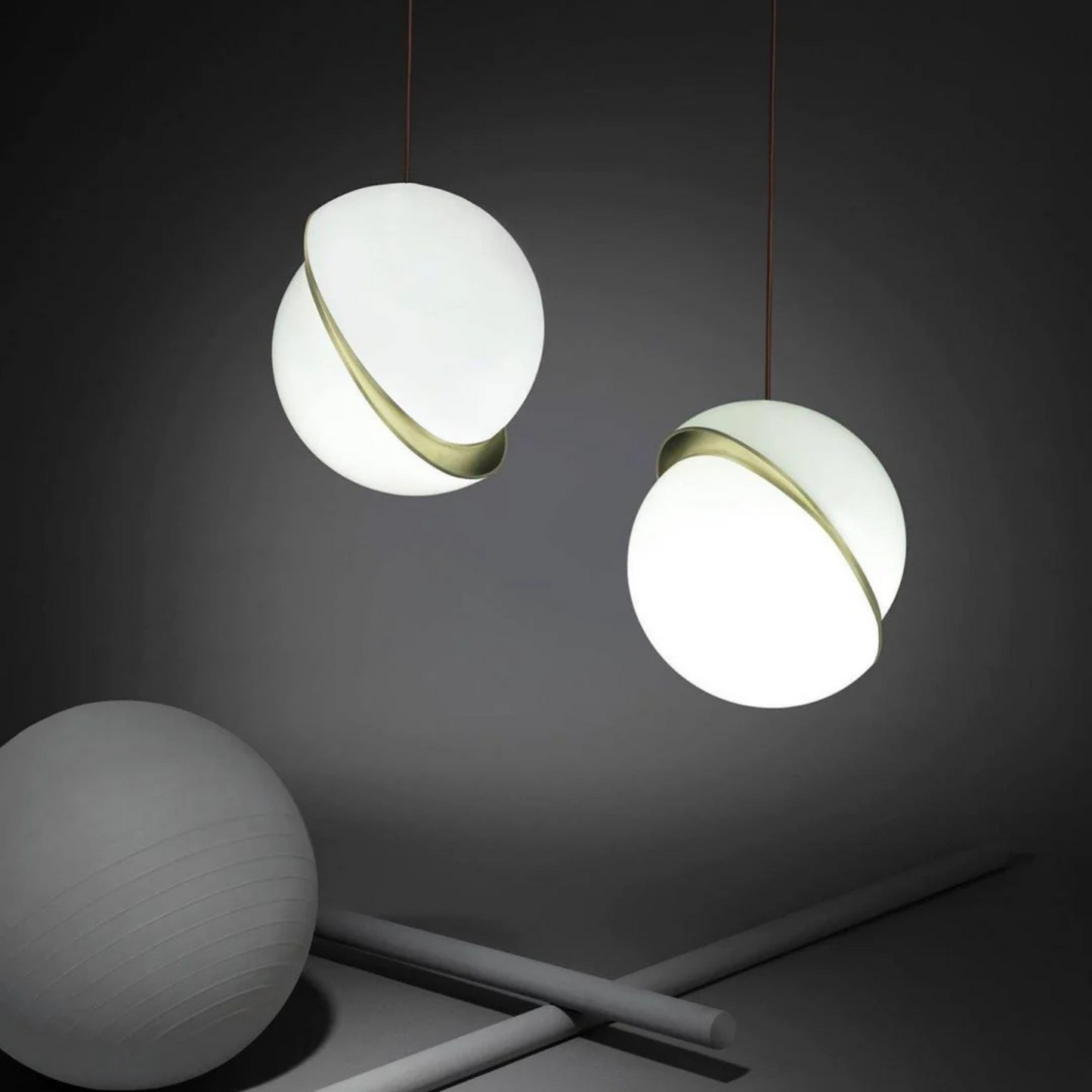 Bol Hanglamp met Gouden Accenten – Moderne Woonkamer Lamp