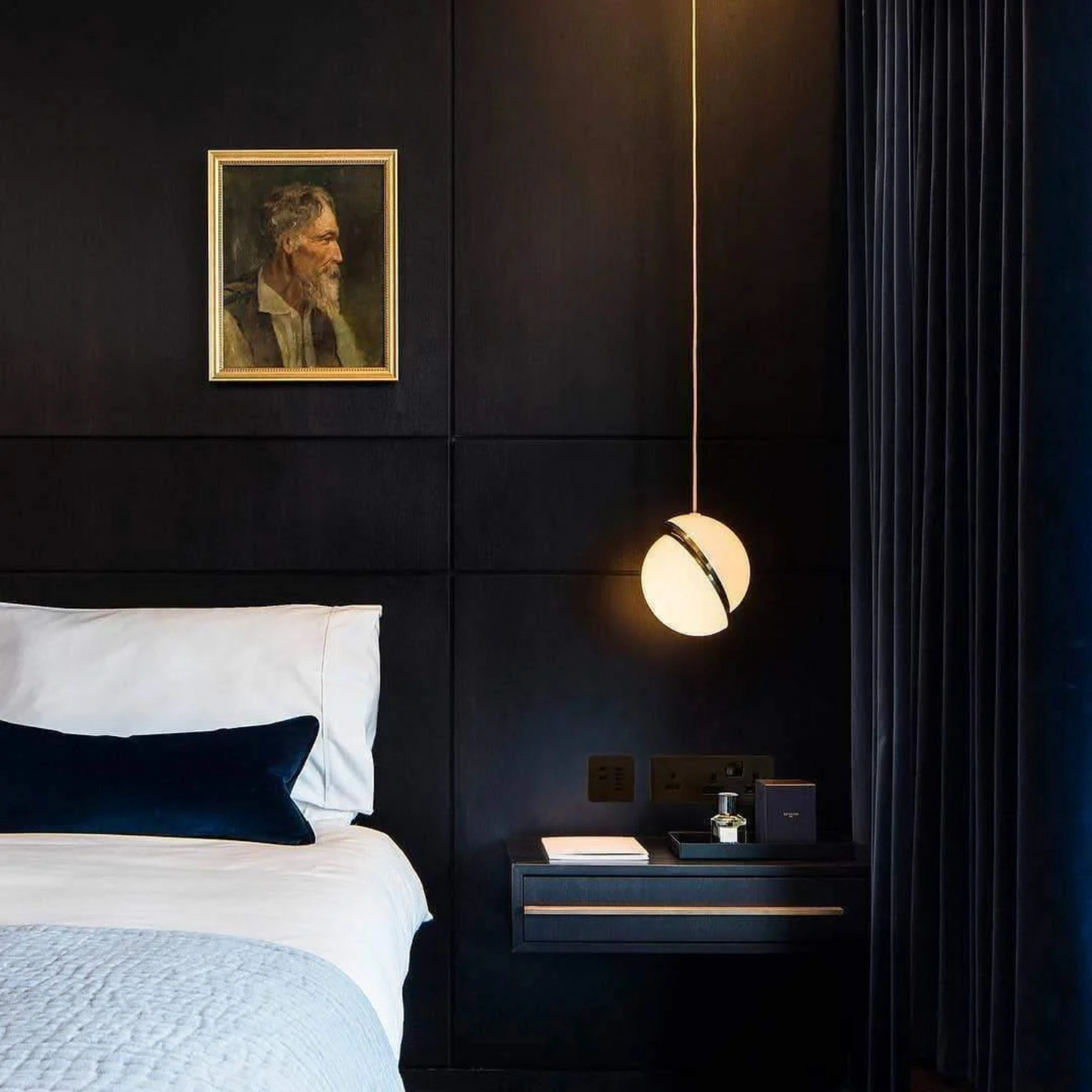 Bol Hanglamp met Gouden Accenten – Moderne Woonkamer Lamp