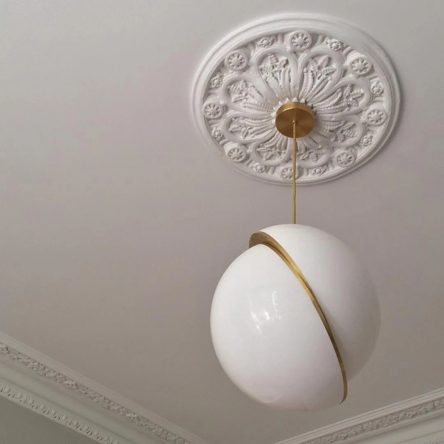 Bol Hanglamp met Gouden Accenten – Moderne Woonkamer Lamp