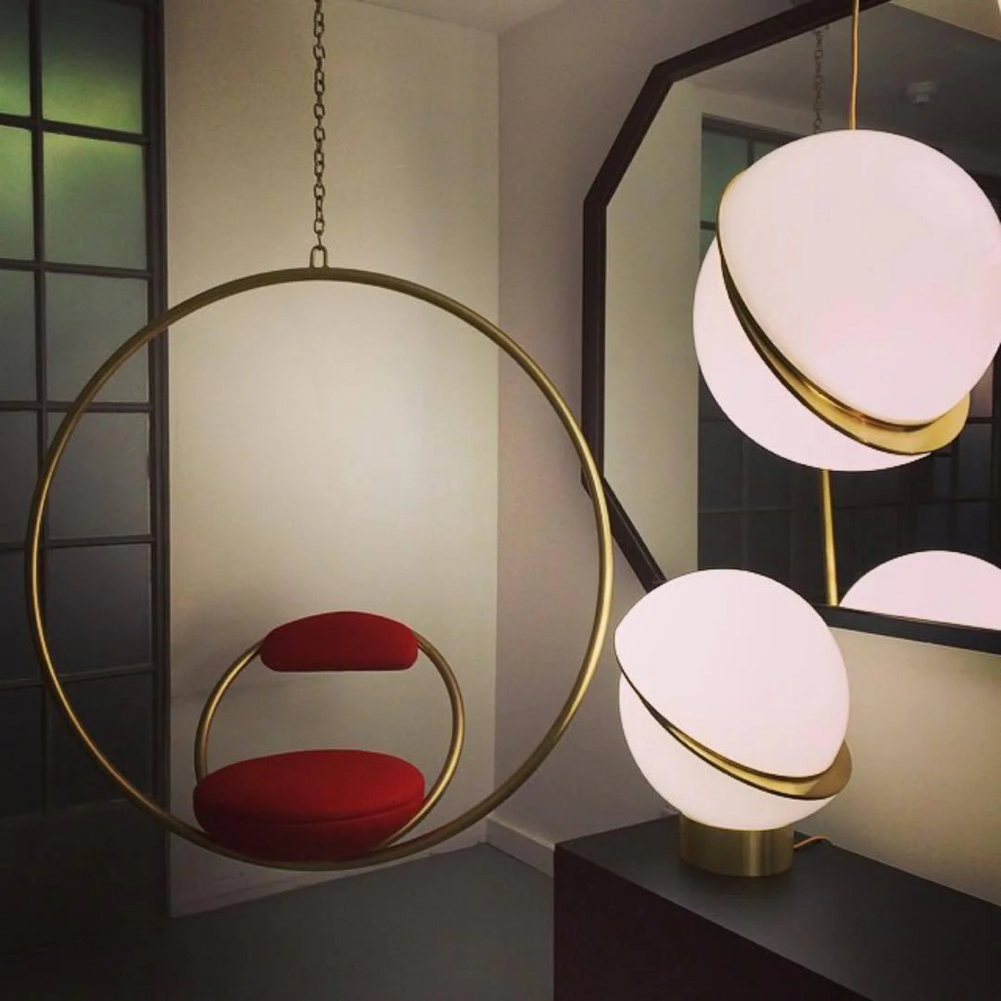 Bol Hanglamp met Gouden Accenten – Moderne Woonkamer Lamp