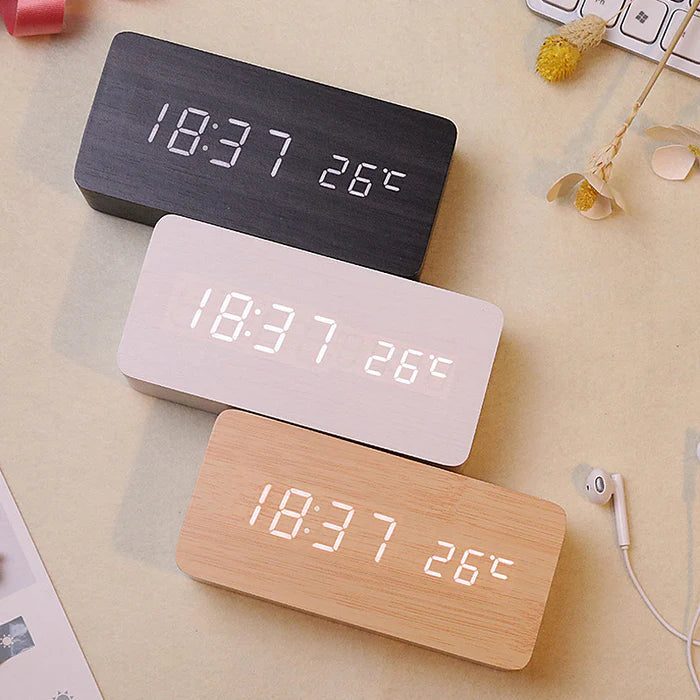 Houten Digitale Wekker met Draadloos Opladen en Spraakactivering – Elegant Design 1
