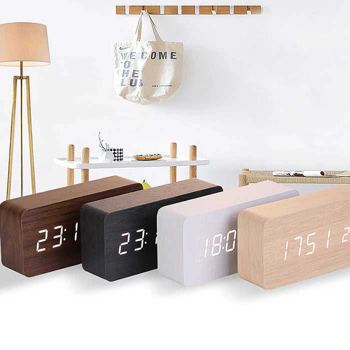 Houten Digitale Wekker met Draadloos Opladen en Spraakactivering – Elegant Design 2