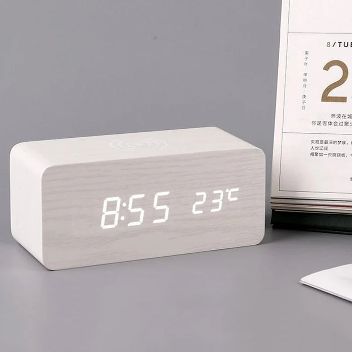 Houten Digitale Wekker met Draadloos Opladen en Spraakactivering – Elegant Design 3