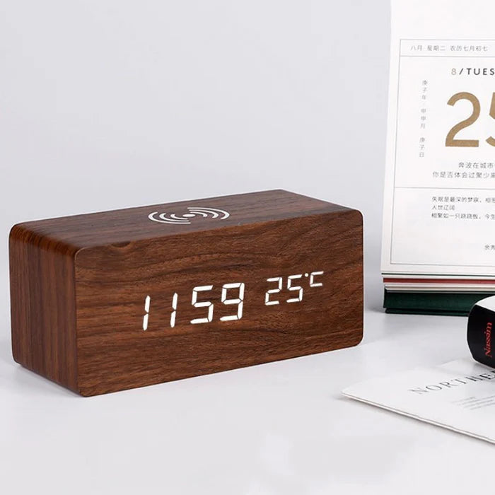 Houten Digitale Wekker met Draadloos Opladen en Spraakactivering – Elegant Design 4