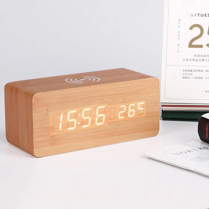 Houten Digitale Wekker met Draadloos Opladen en Spraakactivering – Elegant Design 5