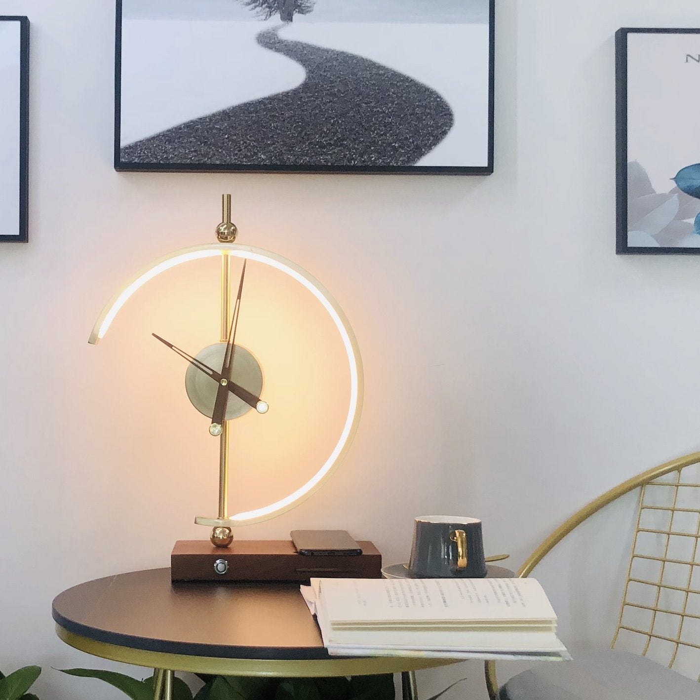 Moderne Staande Lamp met Draadloze Oplaadfunctie – Energiezuinige LED Verlichting 2