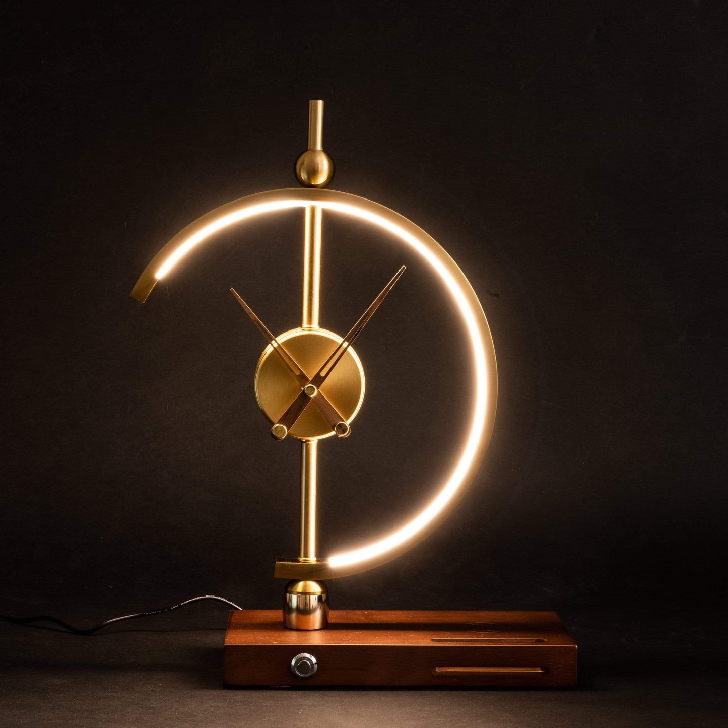 Moderne Staande Lamp met Draadloze Oplaadfunctie – Energiezuinige LED Verlichting 3