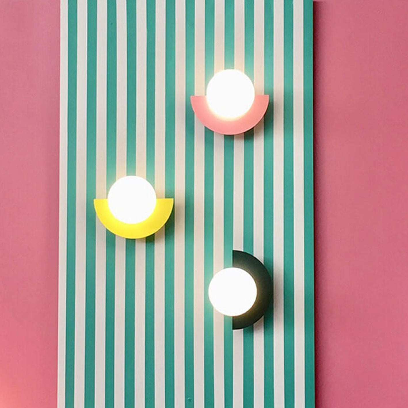 Moderne Wandlamp Zwart met Glazen Halfronde Schaduw voor Binnen – Minimalistische Muurlamp 1