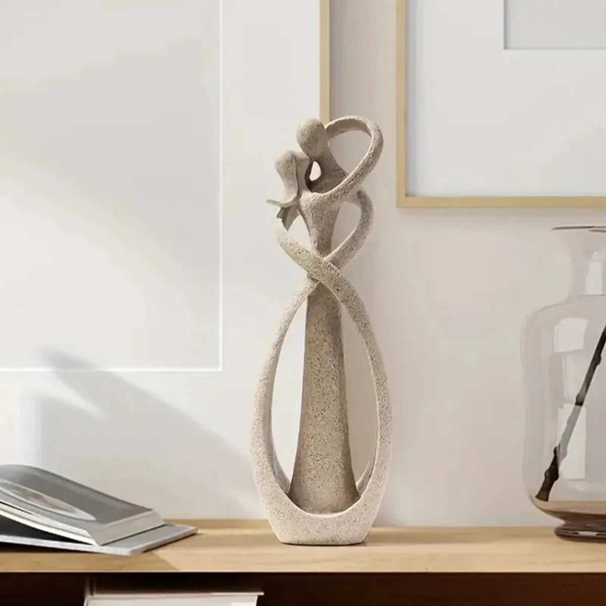Romantisch Hars Sculptuur van Twee Figuren in Kus met Unieke Ontwerp en Eyecatcher Effect 1