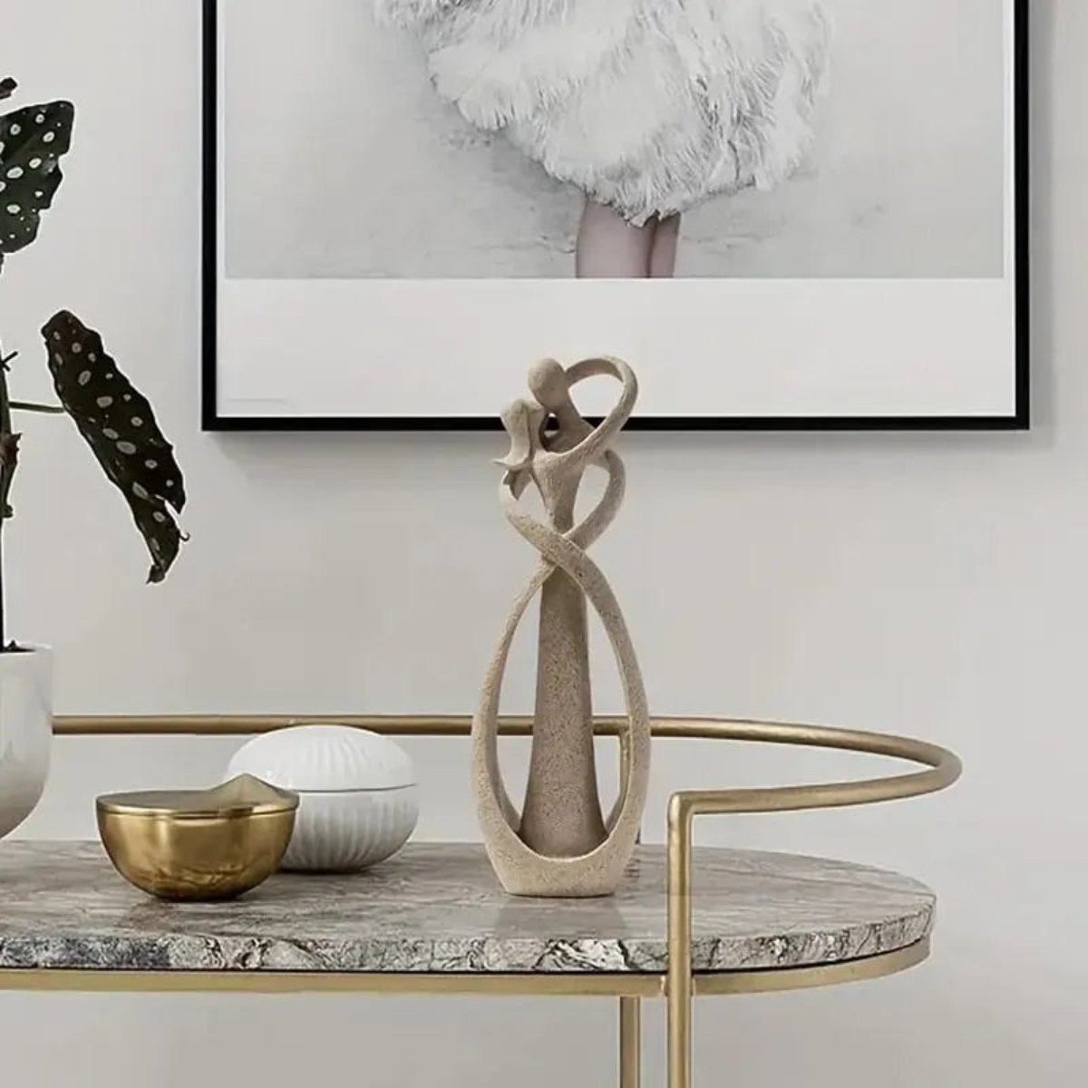 Romantisch Hars Sculptuur van Twee Figuren in Kus met Unieke Ontwerp en Eyecatcher Effect 2