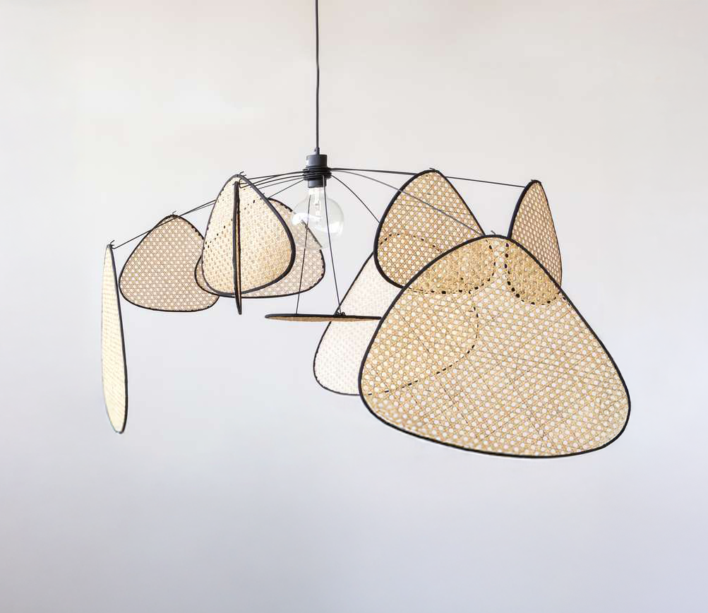 Rotan Hanglamp met Speelse Lichtverspreiding voor Woonkamer, Eetkamer en Slaapkamer 0