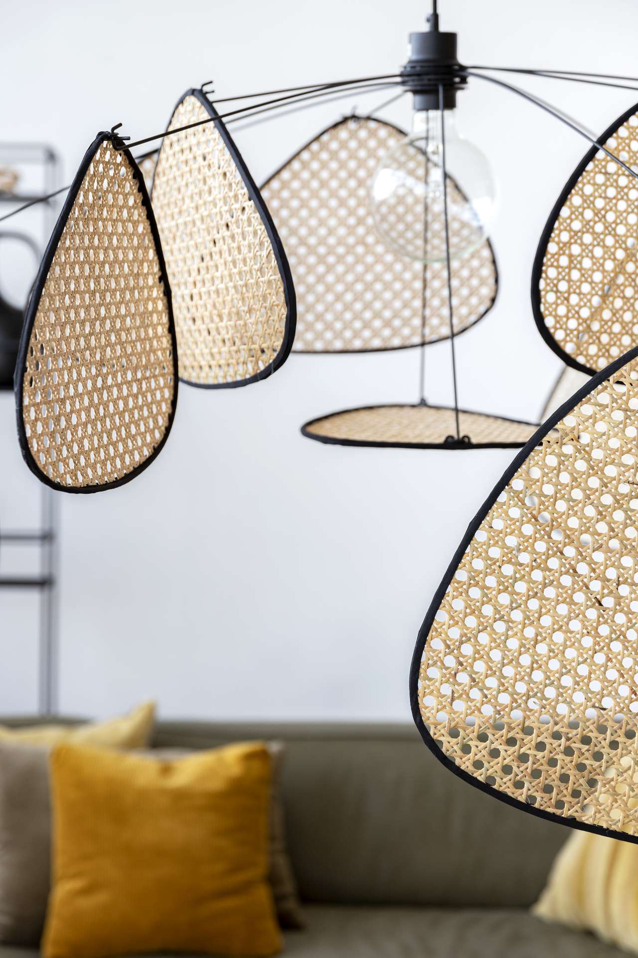 Rotan Hanglamp met Speelse Lichtverspreiding voor Woonkamer, Eetkamer en Slaapkamer 2