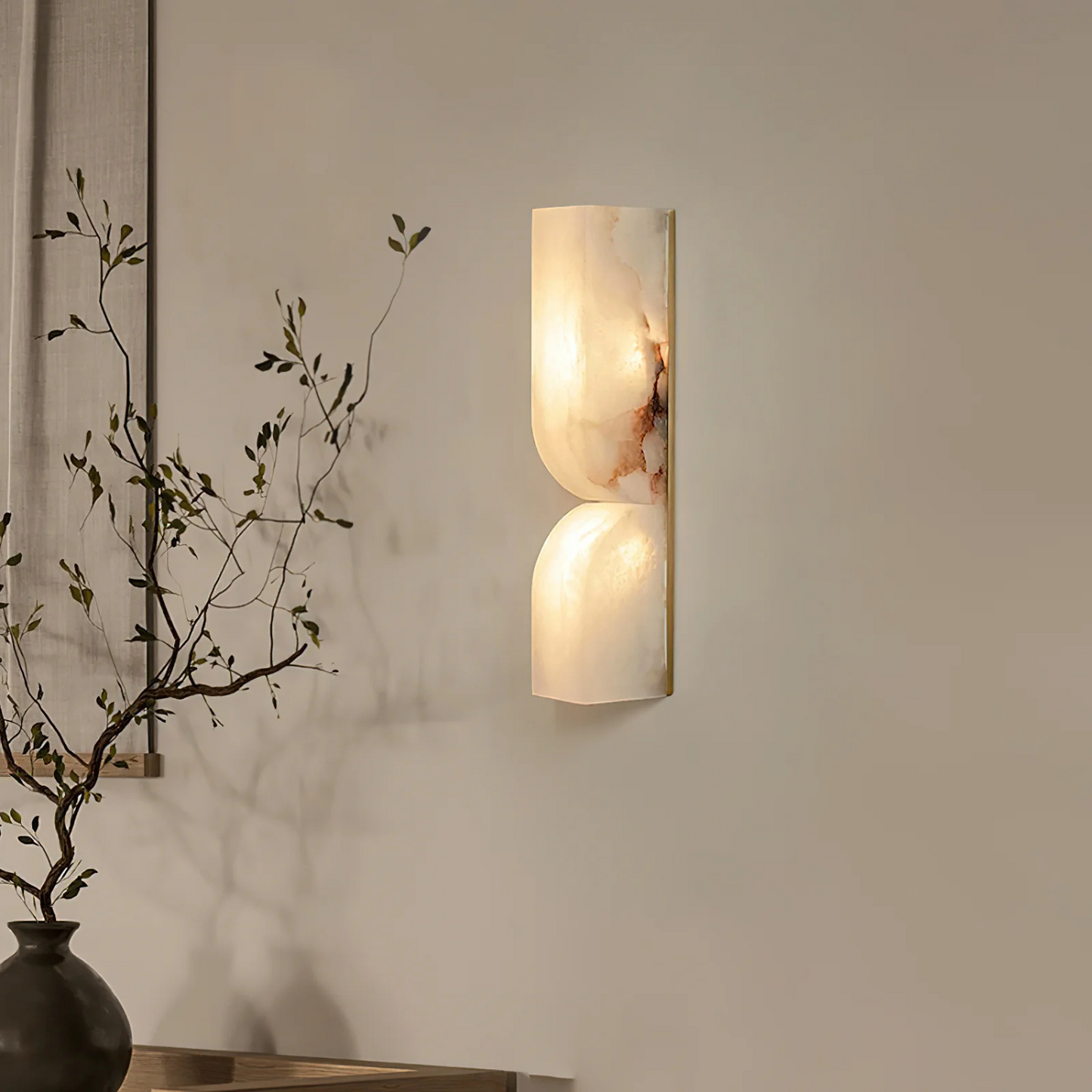 Sculpturale Wandlamp van Albast met Messing Accenten Japandi