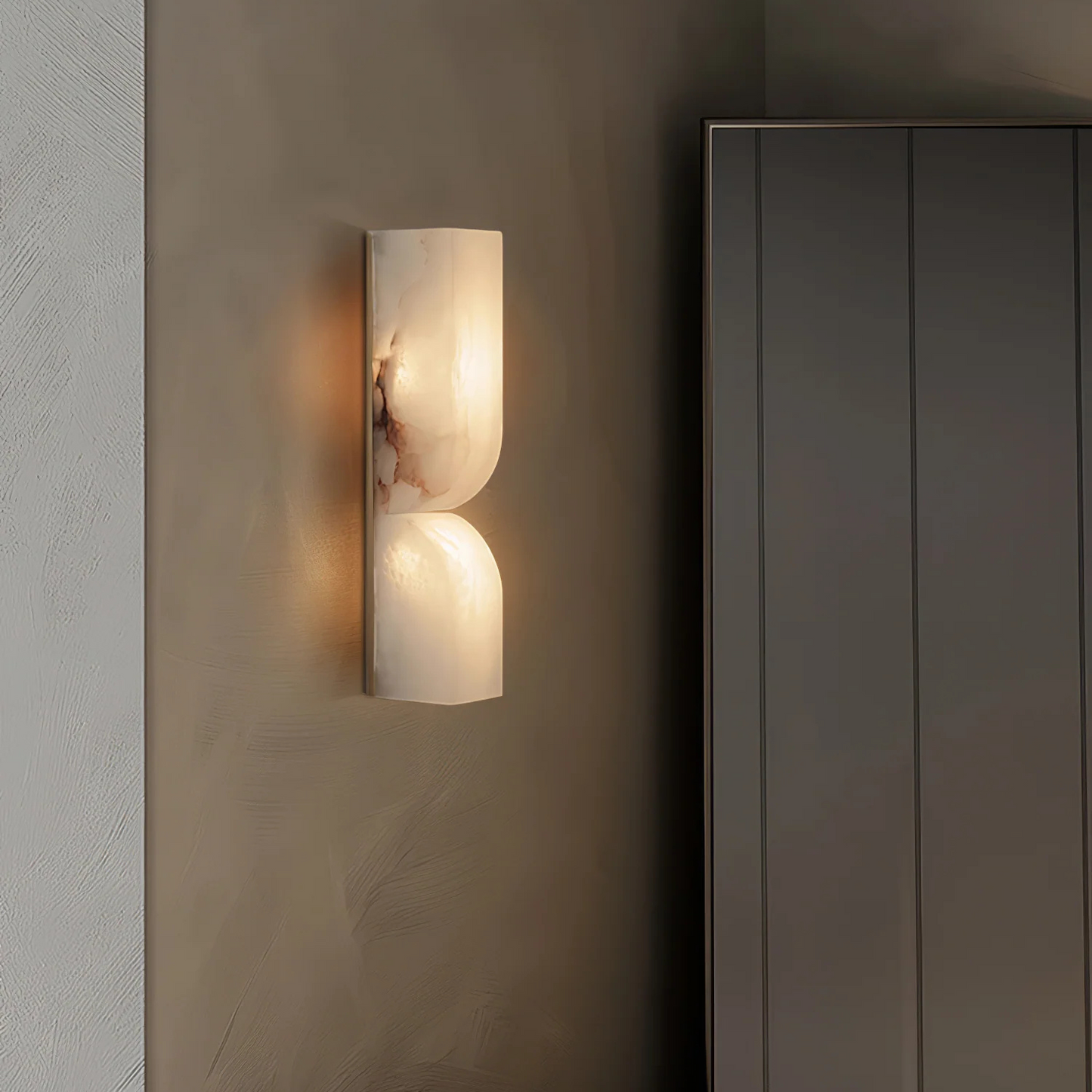 Sculpturale Wandlamp van Albast met Messing Accenten Japandi