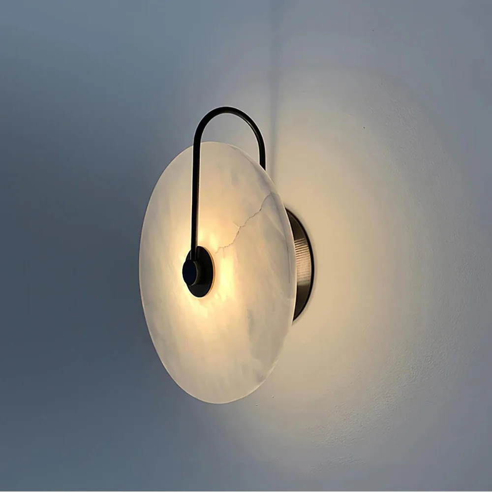 Sfeervolle Wandlamp met Albasten Kap en Elegante Boog