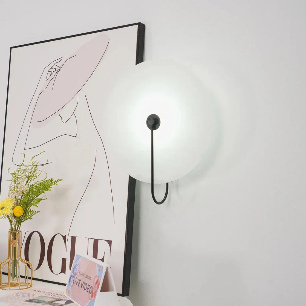 Sfeervolle Wandlamp met Albasten Kap en Elegante Boog