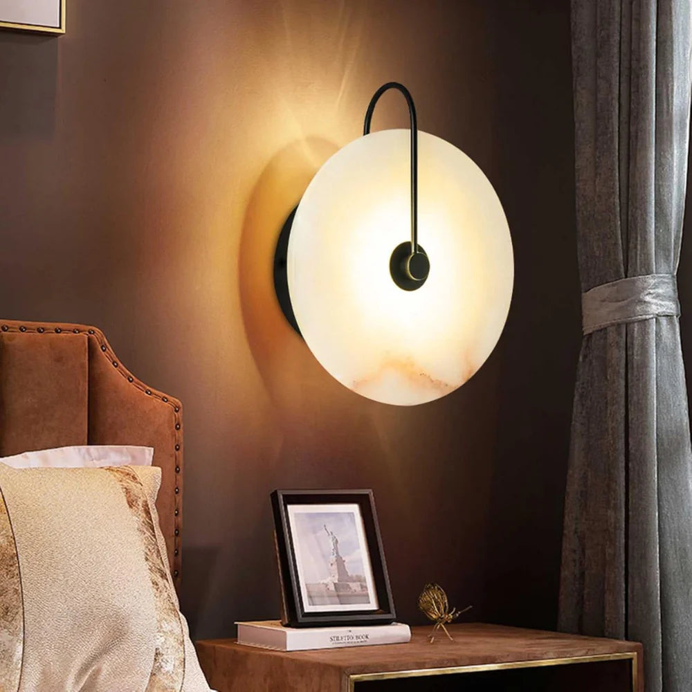 Sfeervolle Wandlamp met Albasten Kap en Elegante Boog