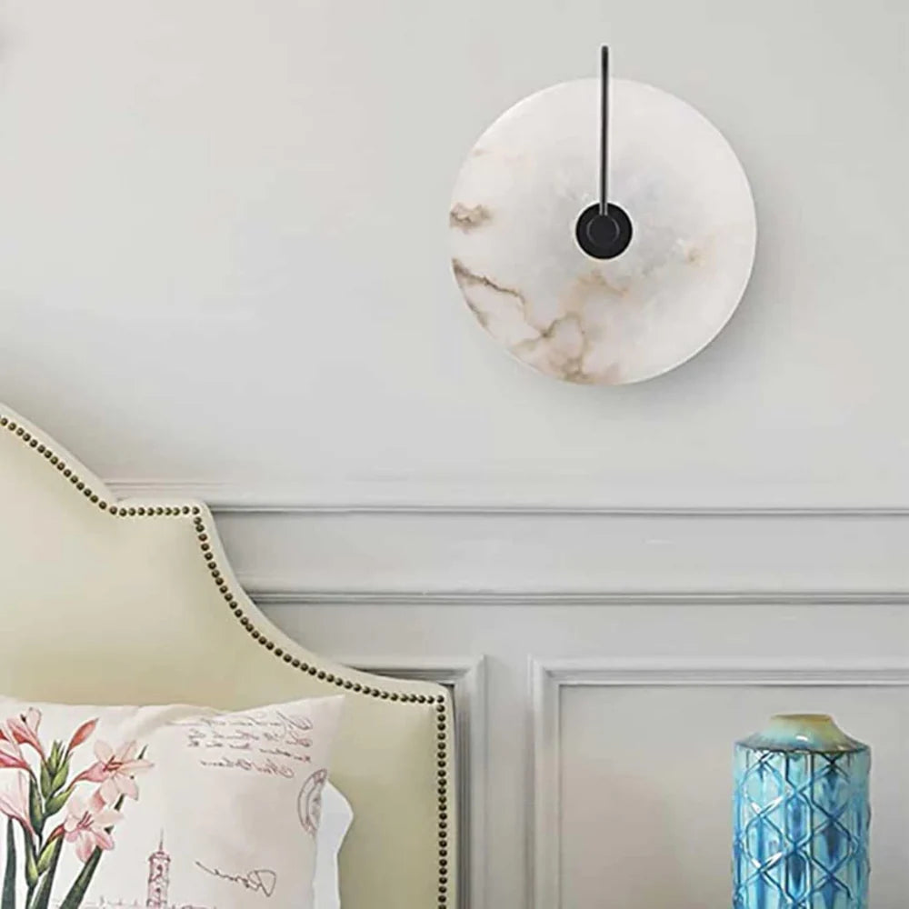 Sfeervolle Wandlamp met Albasten Kap en Elegante Boog