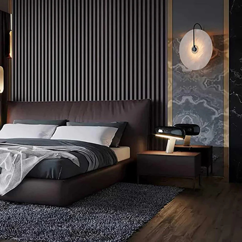 Sfeervolle Wandlamp met Albasten Kap en Elegante Boog