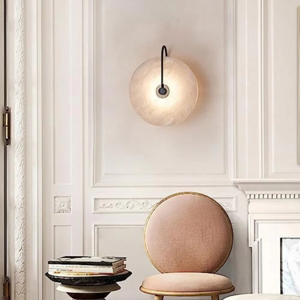 Sfeervolle Wandlamp met Albasten Kap en Elegante Boog