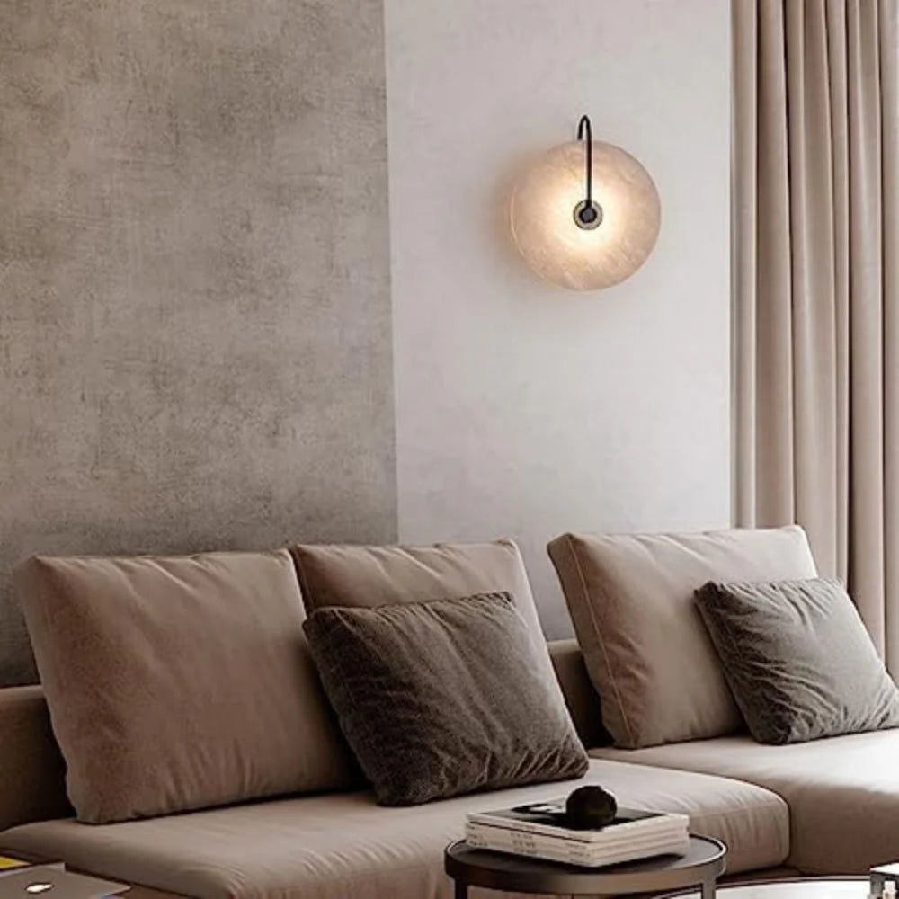 Sfeervolle Wandlamp met Albasten Kap en Elegante Boog