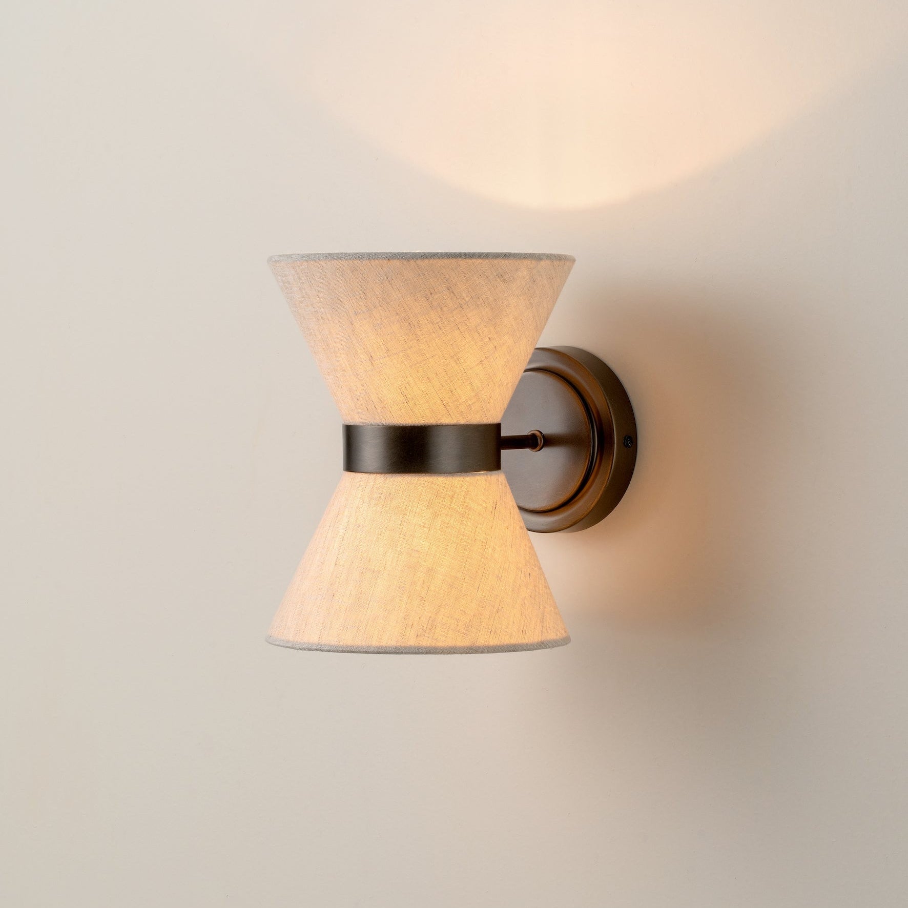 Bronzen Wandlamp met Natuurlijke Linnen Kap en Elegante Afwerking voor Binnengebruik 1