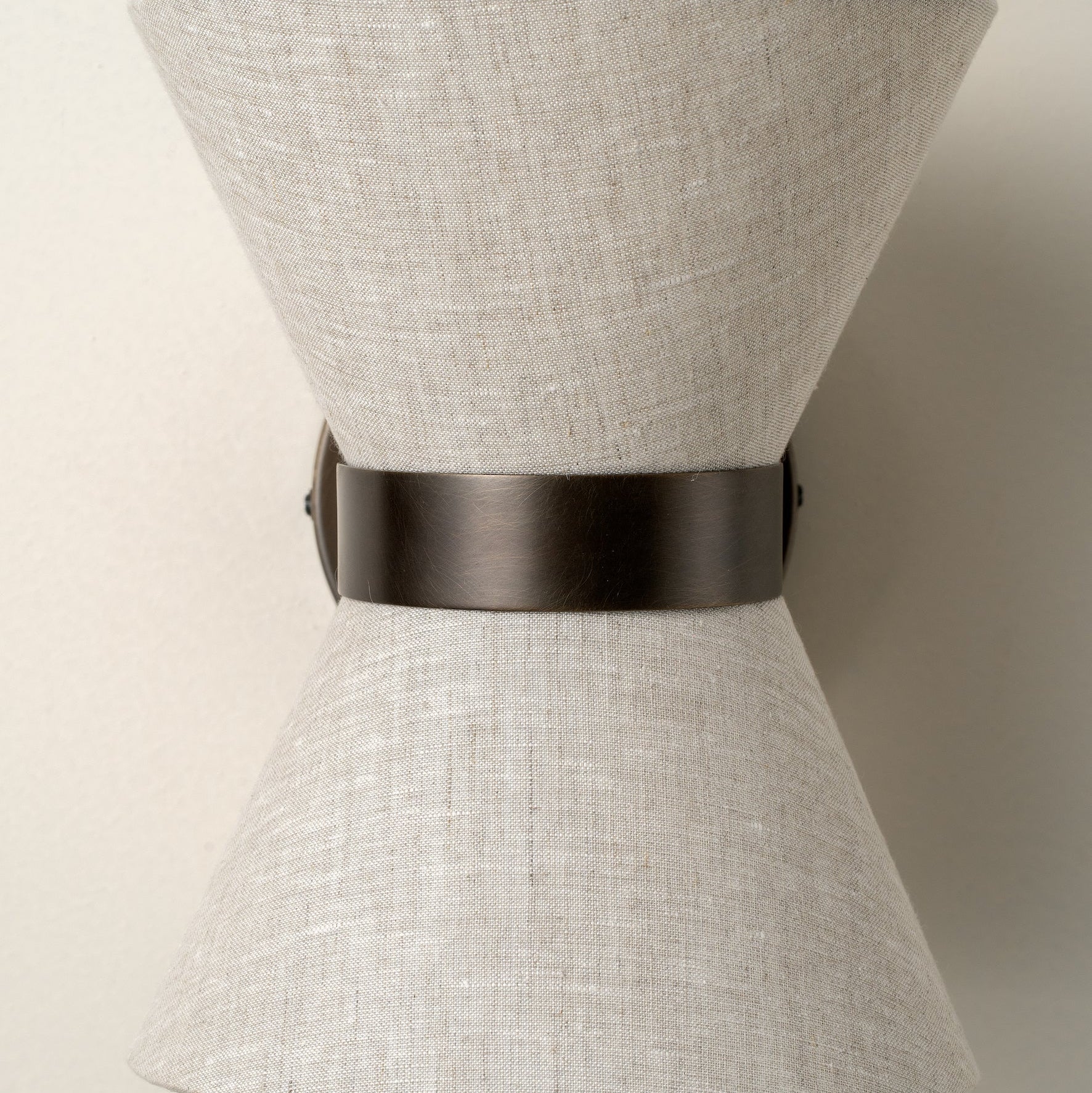Bronzen Wandlamp met Natuurlijke Linnen Kap en Elegante Afwerking voor Binnengebruik 3