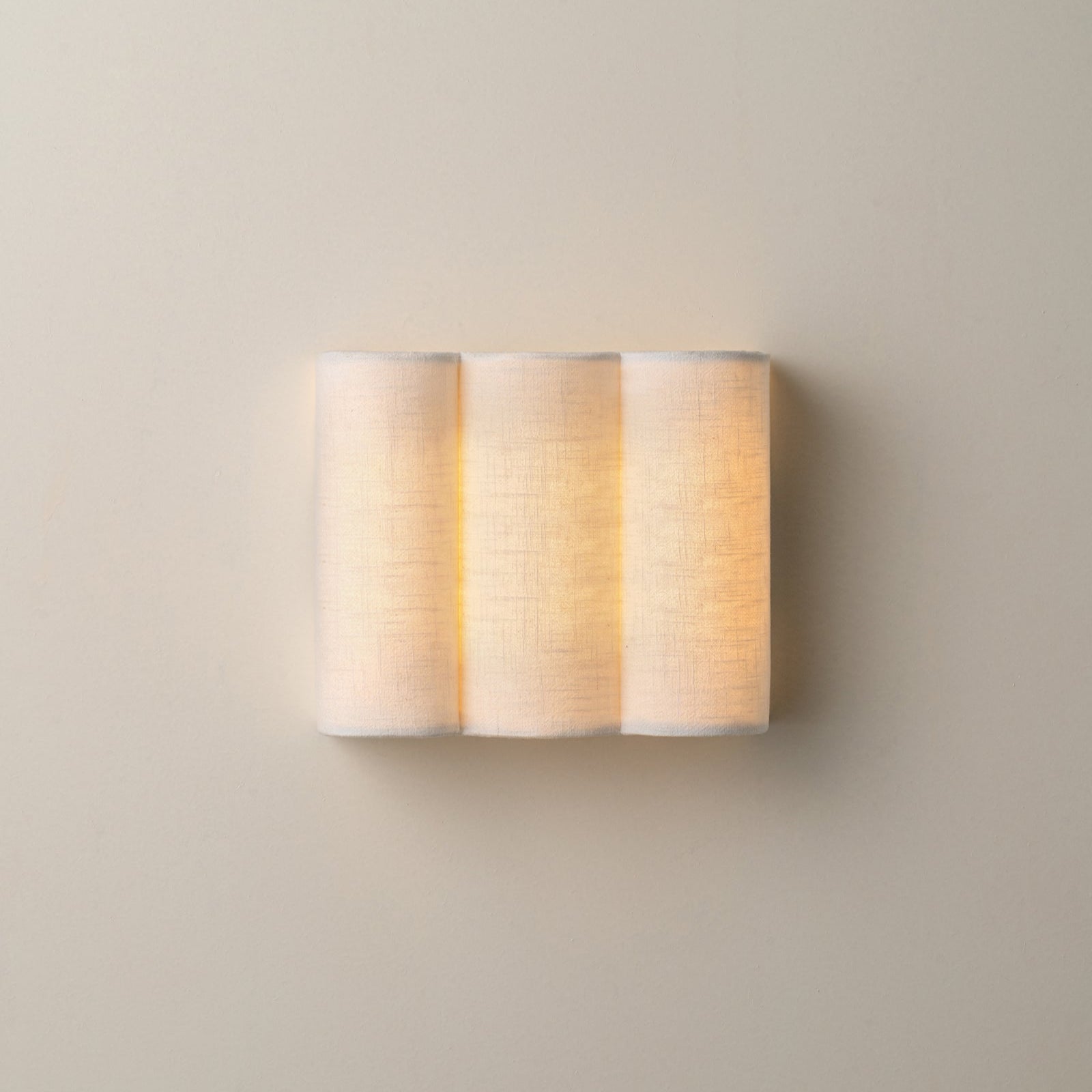 Elegante Wandlamp van Natuurlijk Linnen met Geschulpte Vorm en Wandmontage 2