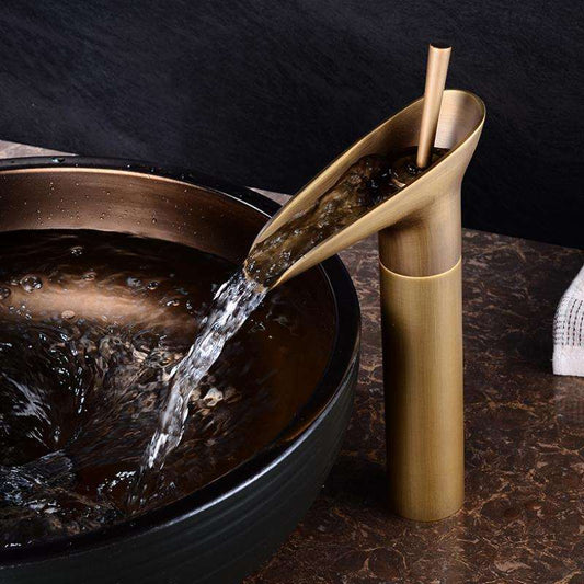 Elegante Waterval Badkamerkraan van Messing – Luxe en Duurzaam Ontwerp voor Badkamer 0