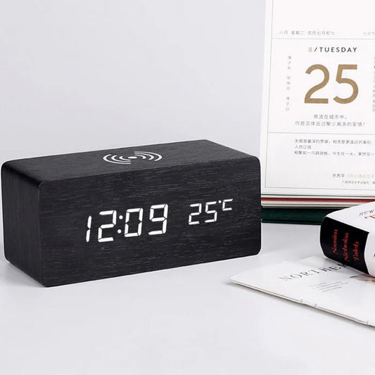 Houten Digitale Wekker met Draadloos Opladen en Spraakactivering – Elegant Design 0