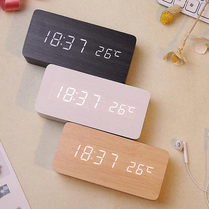 Houten Digitale Wekker met Draadloos Opladen en Spraakactivering – Elegant Design 1