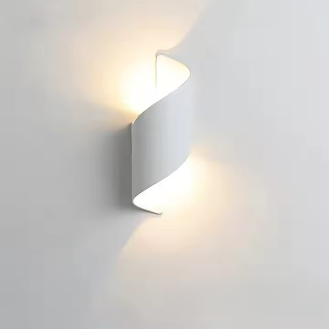 Moderne Wandlamp Zwart met Organisch Design en Sculpturaal Licht