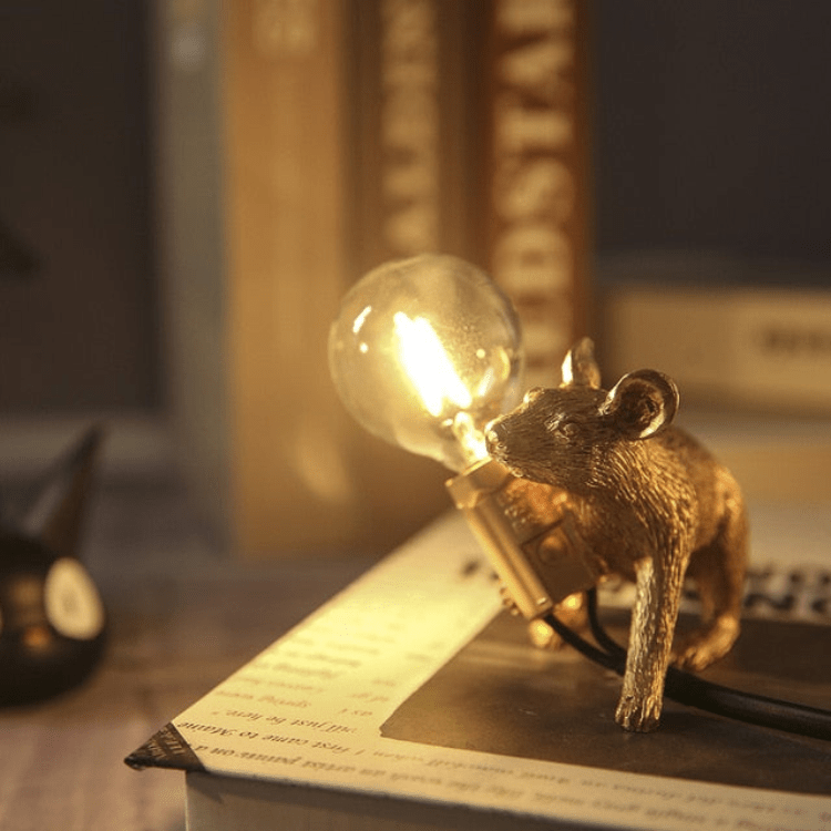 Speelse Tafellamp in Uniek Muisontwerp – Creatieve Verlichting voor Tafel of Kast Goud Kruipt Weg