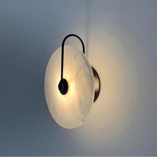 Sfeervolle Wandlamp met Albasten Kap en Elegante Boog